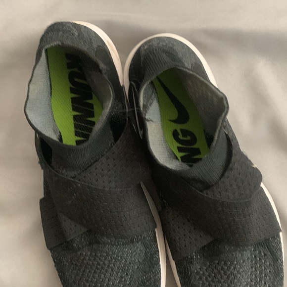 Nike Women’s Free Run Motion Flyknit - Picture 2 of 5